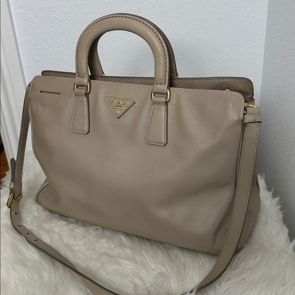 💯Authentic Prada tote Beige Leather bag🍀 - Picture 6 of 17